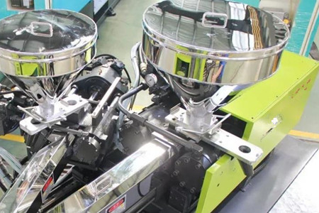 如何選擇混雙色注塑機(jī)？看完后漲知識！